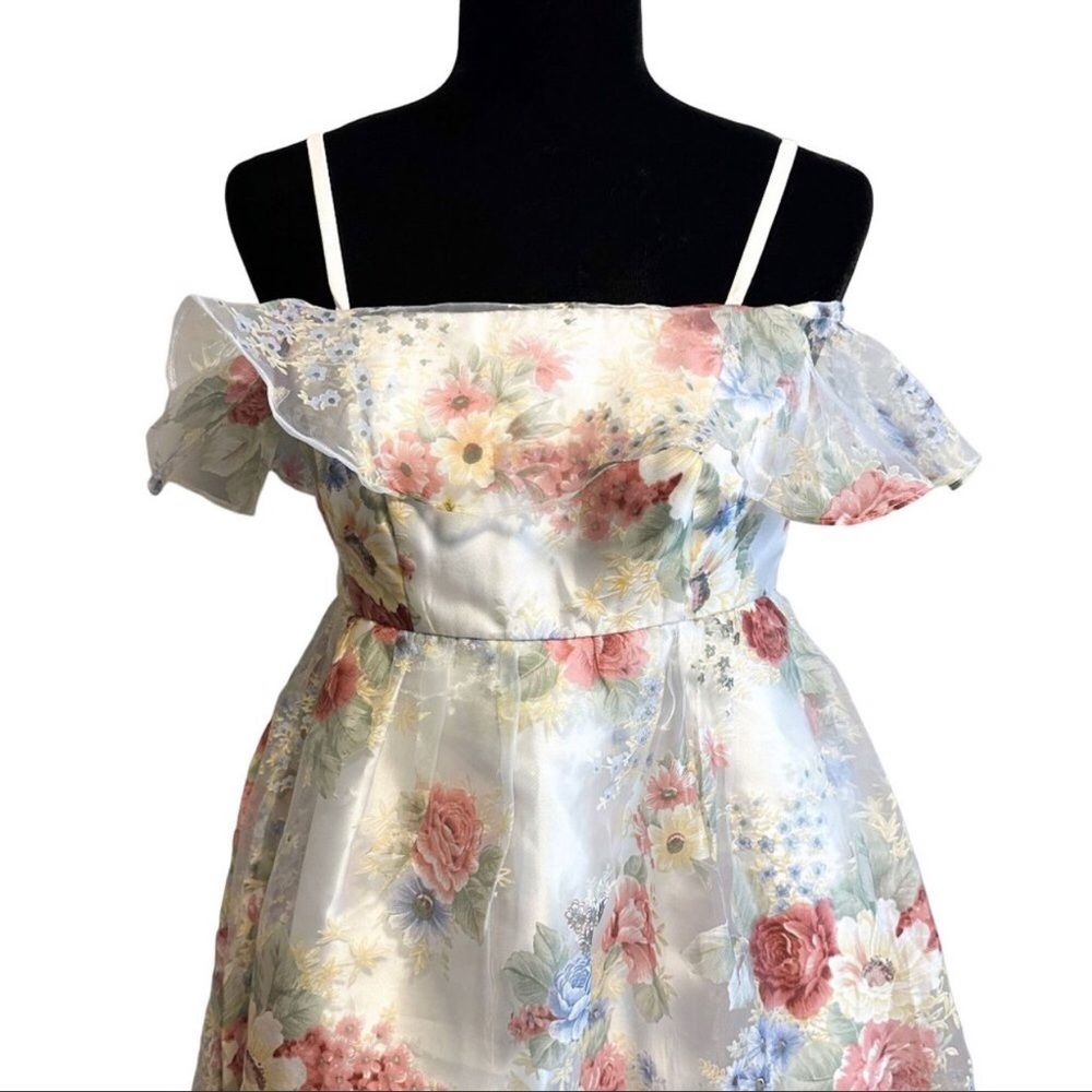 CHI CHI LONDON MATERNITY BARDOT OVERLAY FLORAL WITH FRILL IN CREAM - Picture 6 of 6